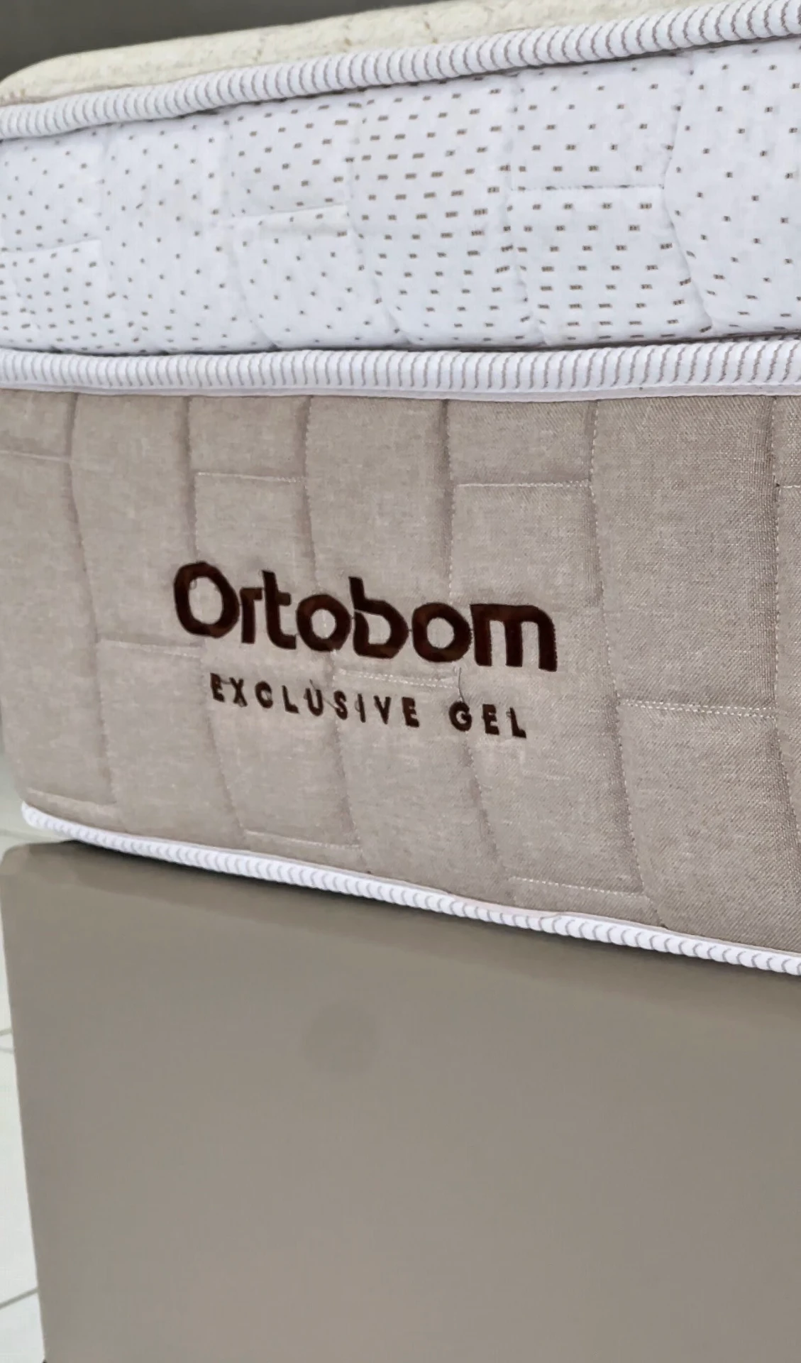 Detalhe do colchão com tecnologia gel disponível na loja