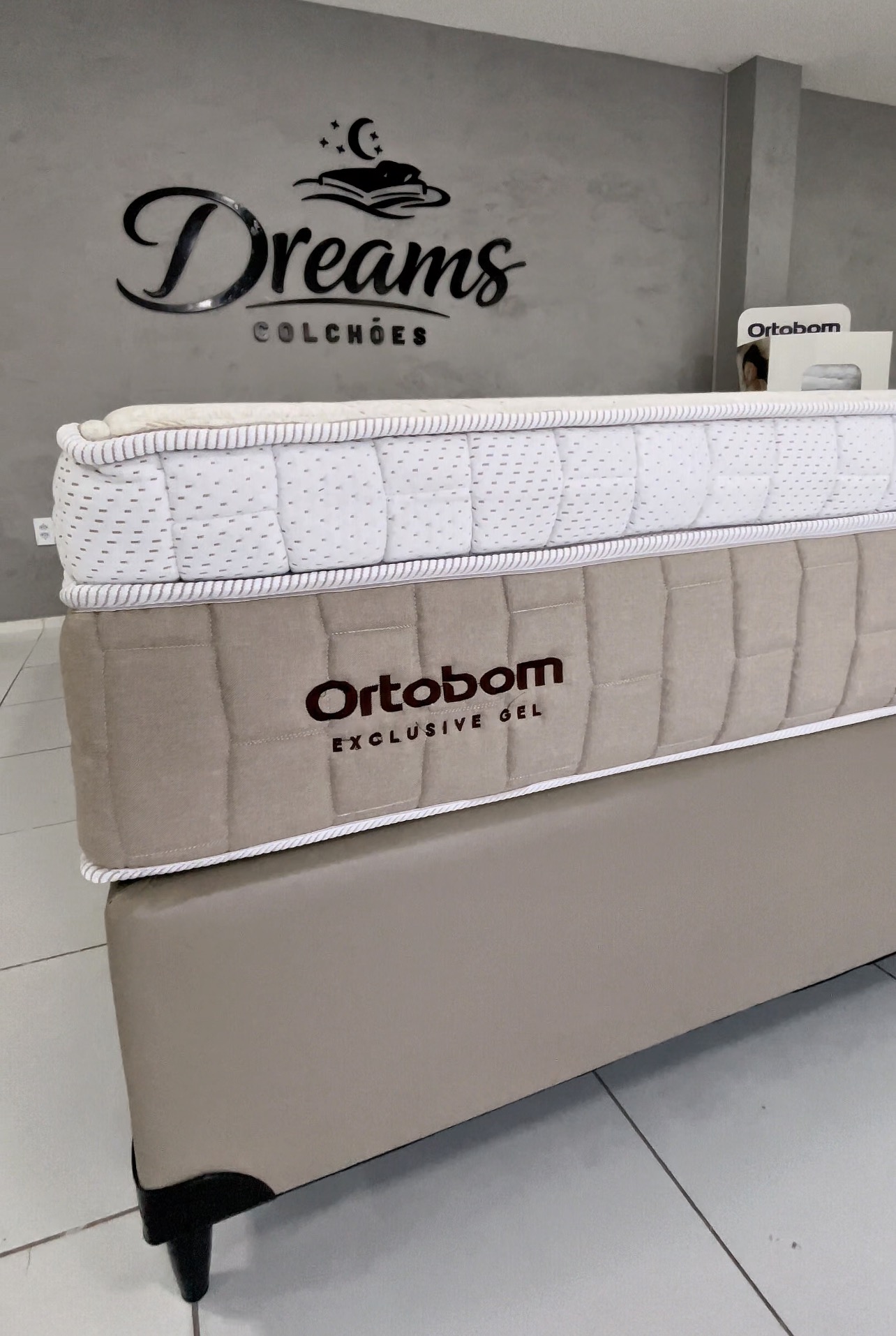 Conjunto box queen em frente ao logo Dreams Colchões