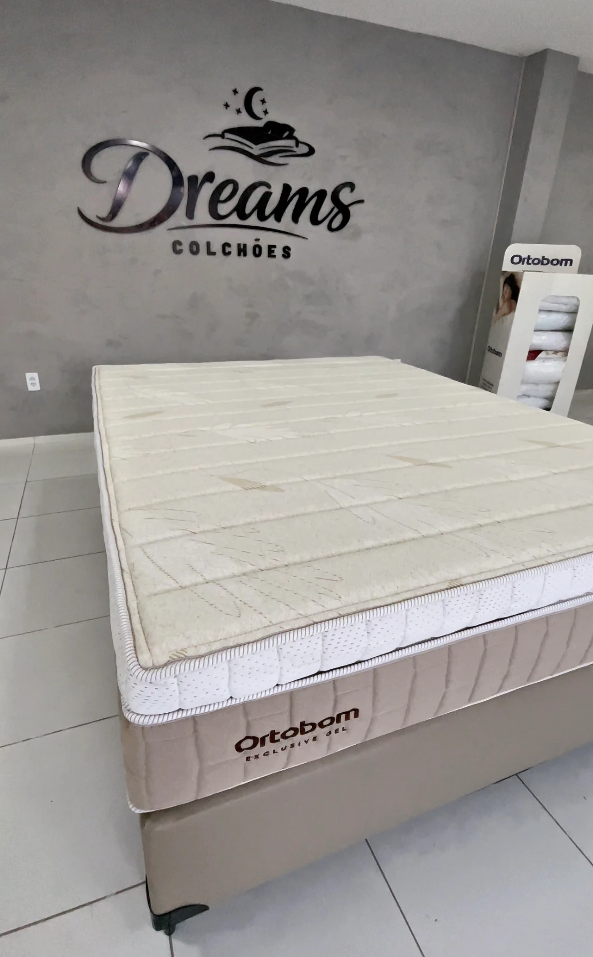 Conjunto box casal exposto na loja Dreams Colchões